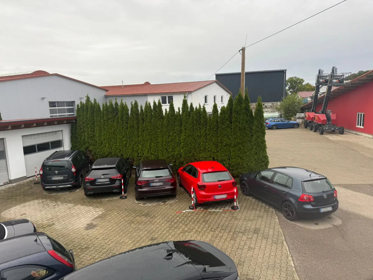 Aiportparken24 am Flughafen Memmingen - Parkplatz vor Büro