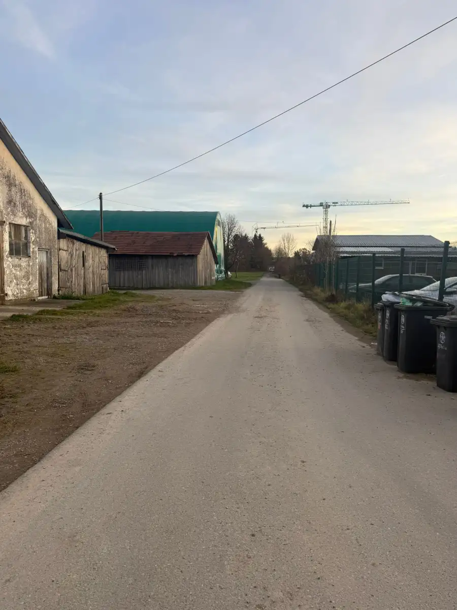 Airportparken24 – Parkplatz am Flughafen Memmingen in Memmingerberg – Weg zum Flughafen (700 Meter) Airportparken24 - Parkplatz am Flughafen Memmingen in Memmingerberg - Weg zum Flughafen (700 Meter)