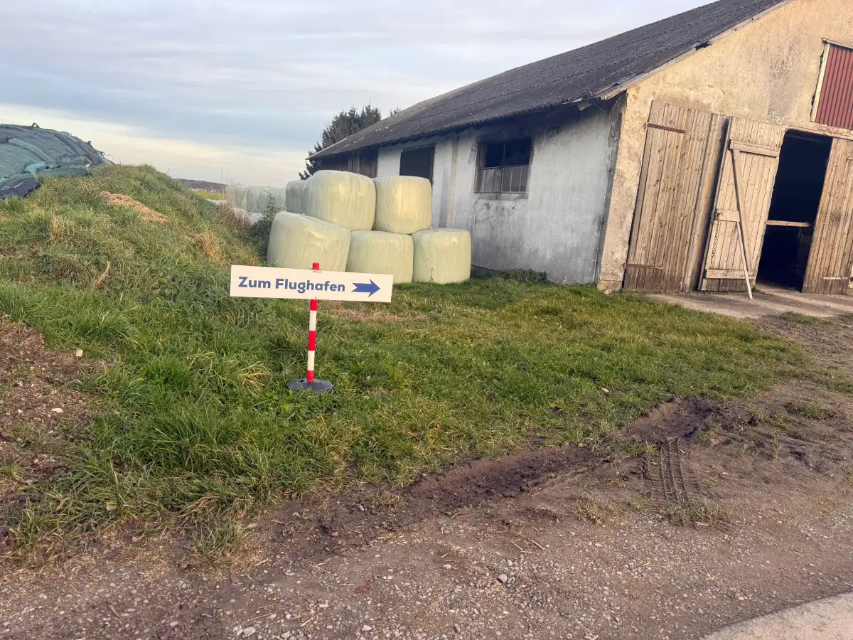 Airportparken24 – Parkplatz am Flughafen Memmingen in Memmingerberg – Weg zum Flughafen (700 Meter) Airportparken24 - Parkplatz am Flughafen Memmingen in Memmingerberg - Weg zum Flughafen (700 Meter)